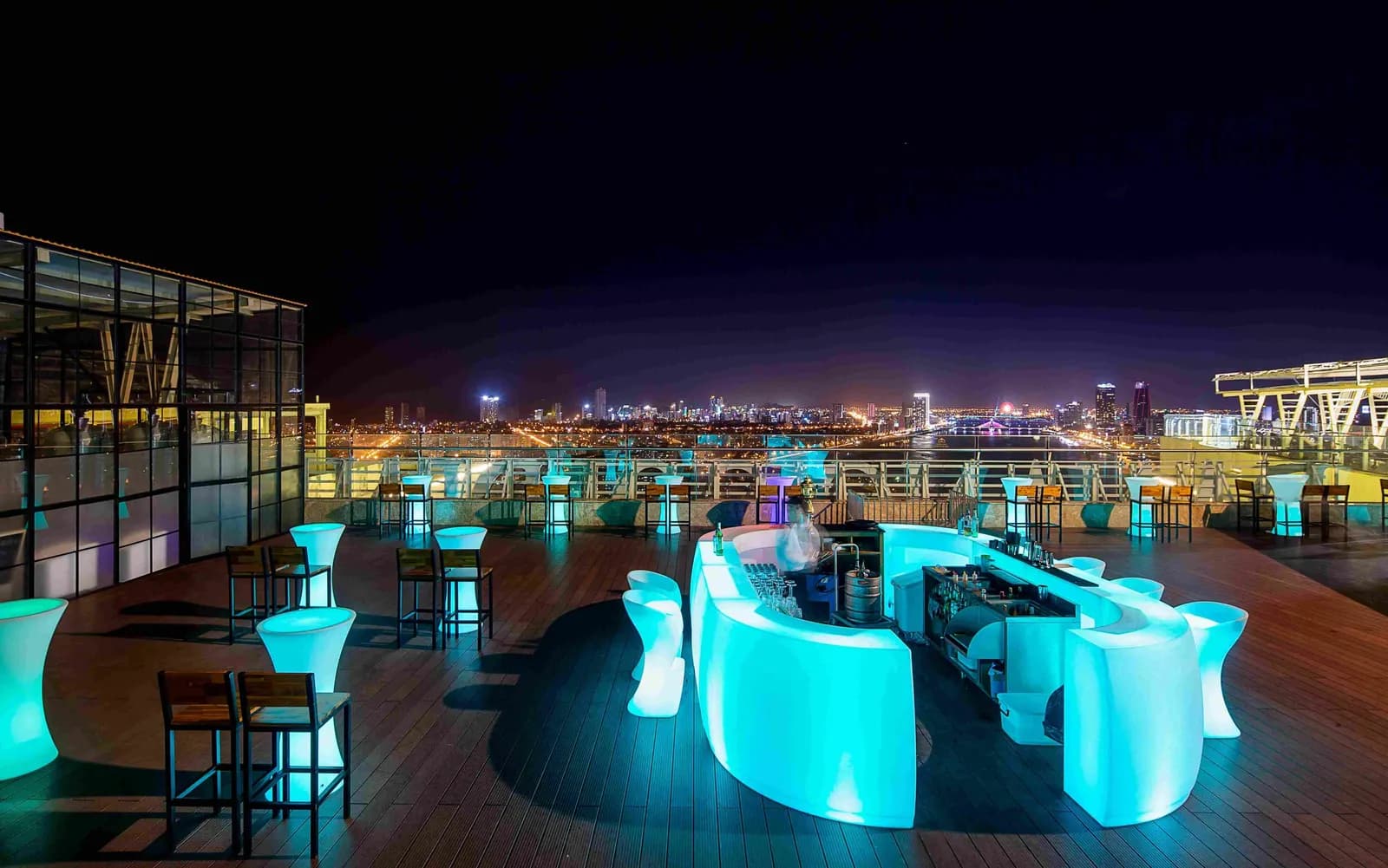 Golden Pool Bar về đêm bên hồ bơi tầng mái nhìn ra thành phố