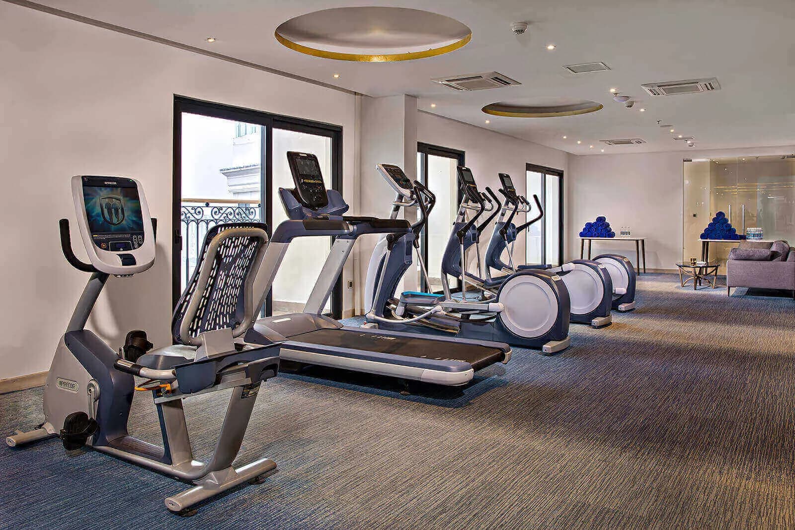 Phòng tập Golden Fitness Center với máy chạy bộ và xe đạp