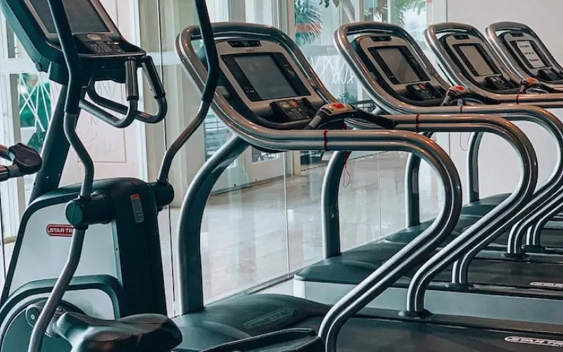 Hàng máy chạy bộ trong phòng tập