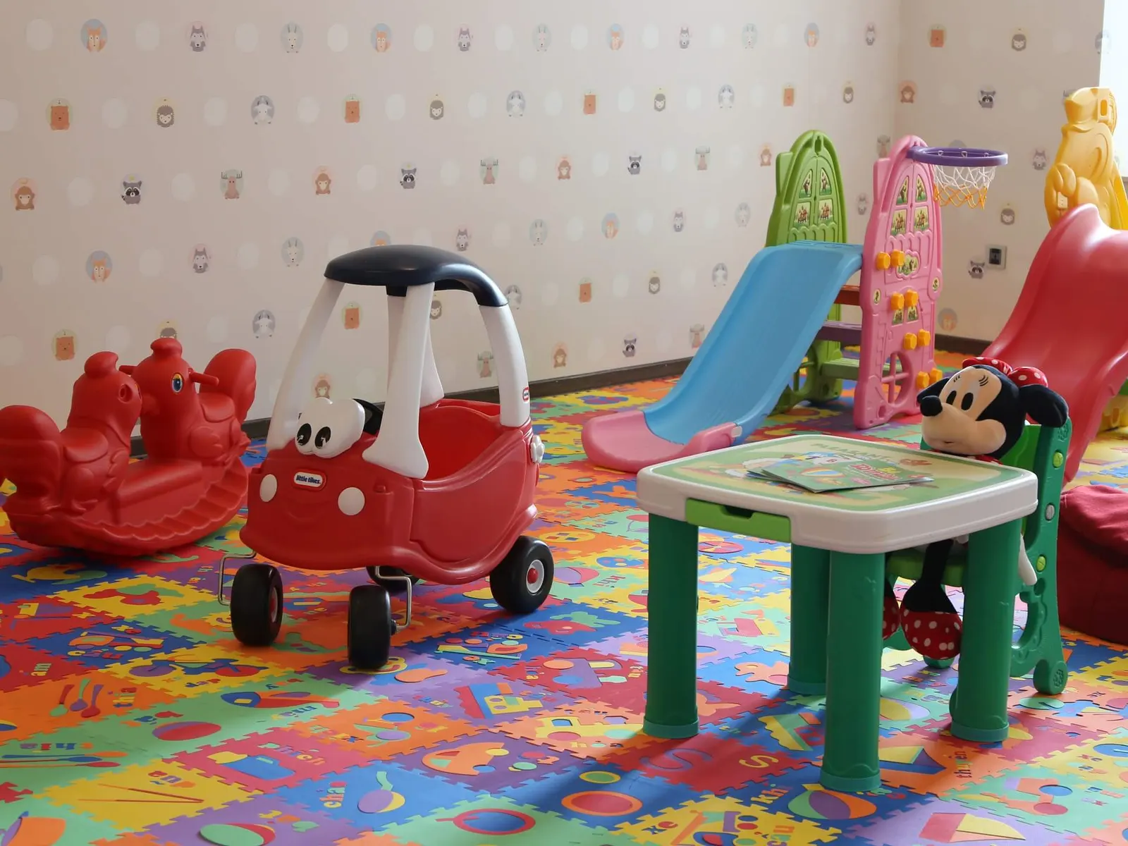 Khu vui chơi Kid's Club với cầu trượt và xe đồ chơi