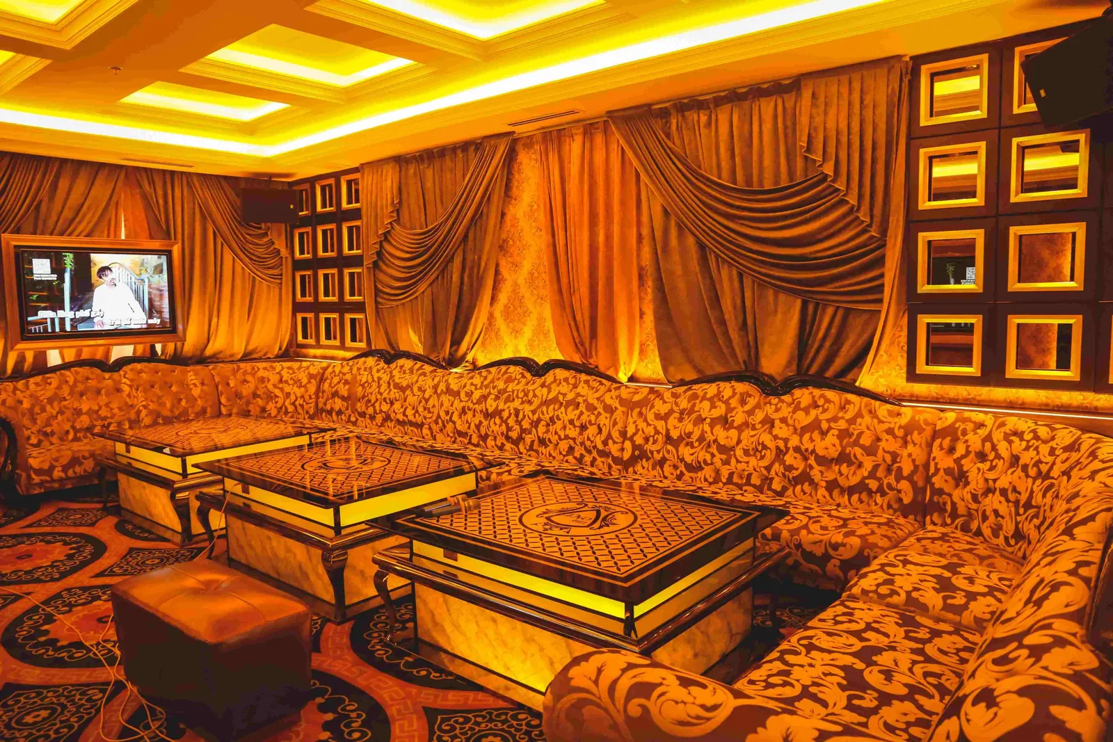 Phòng karaoke riêng với sofa và ánh đèn vàng tại Kimo KTV