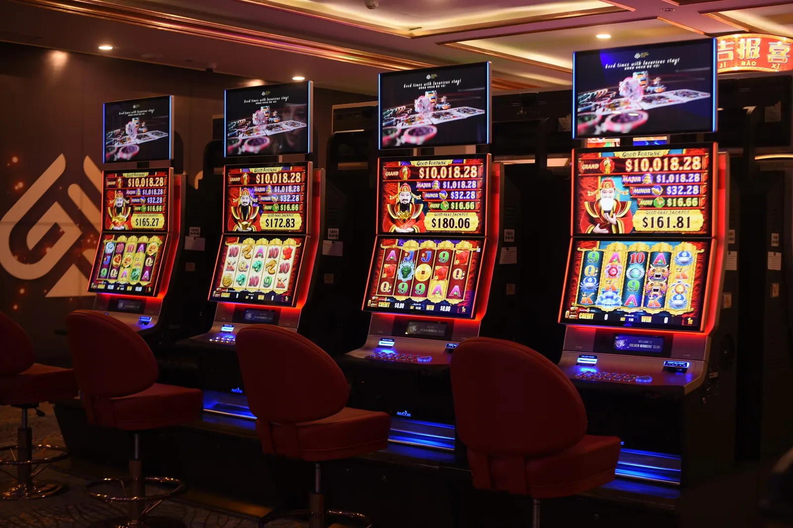 Khu E-gaming của Lucky 7 Club với hàng máy trò chơi