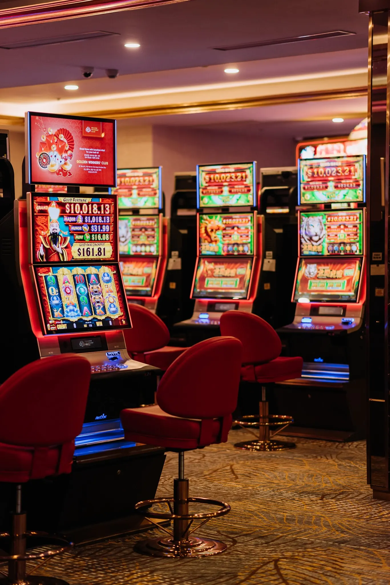 Dãy máy trò chơi điện tử trong Lucky 7 Club