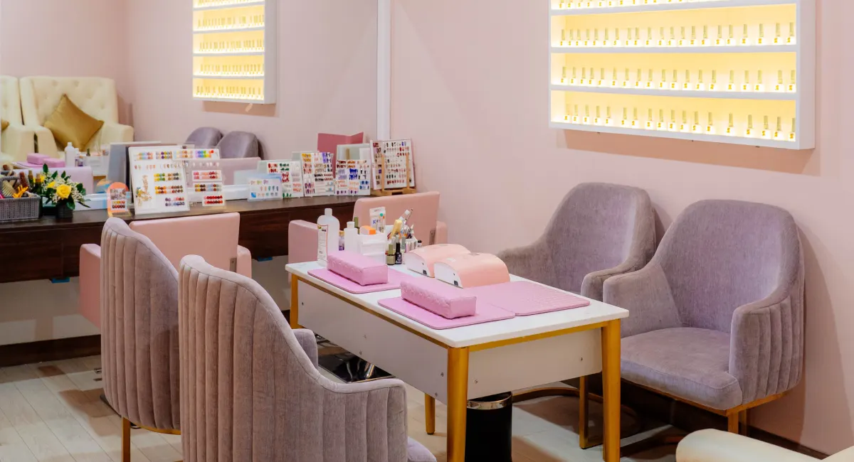 Không gian Nails Boutique tông trắng hồng