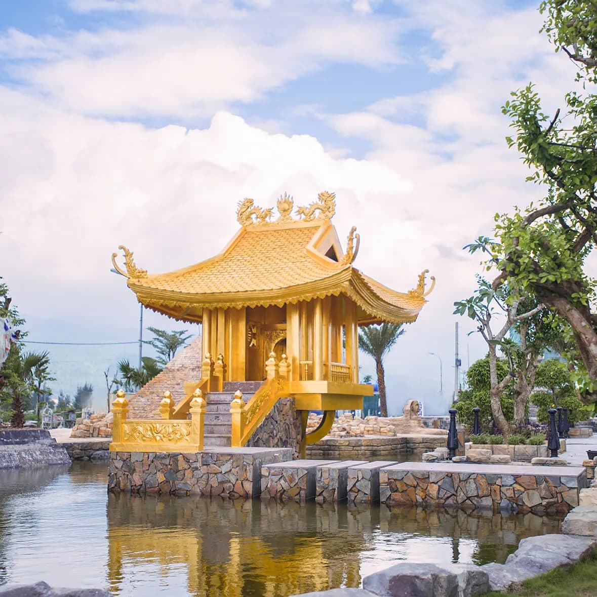 Mô hình công trình kiến trúc Việt Nam dát vàng trong Wonder Park