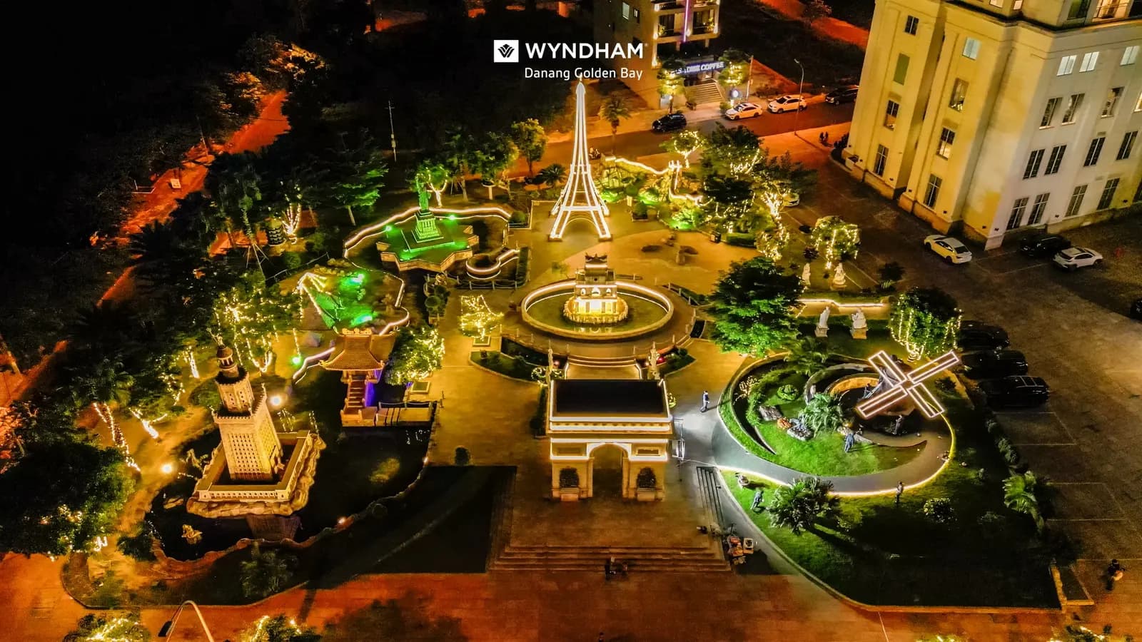 Khuôn viên khách sạn và Wonder Park lung linh ánh đèn về đêm