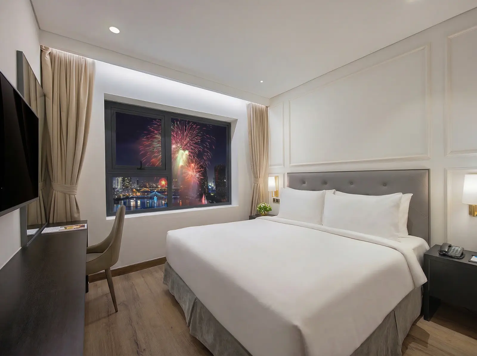 Phòng nghỉ có cửa kính lớn nhìn ra pháo hoa trên sông Hàn