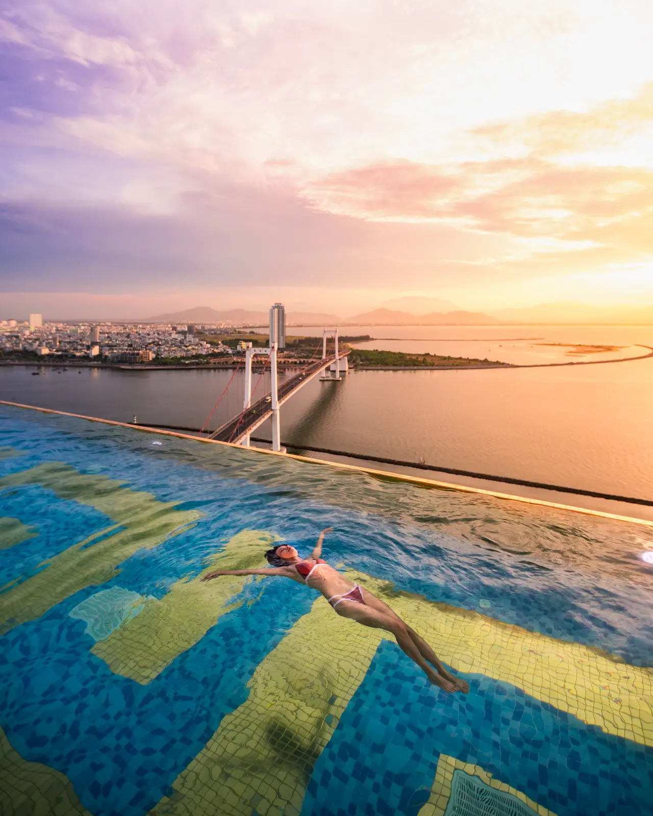 Khách bơi trong hồ bơi vô cực dát vàng lúc hoàng hôn