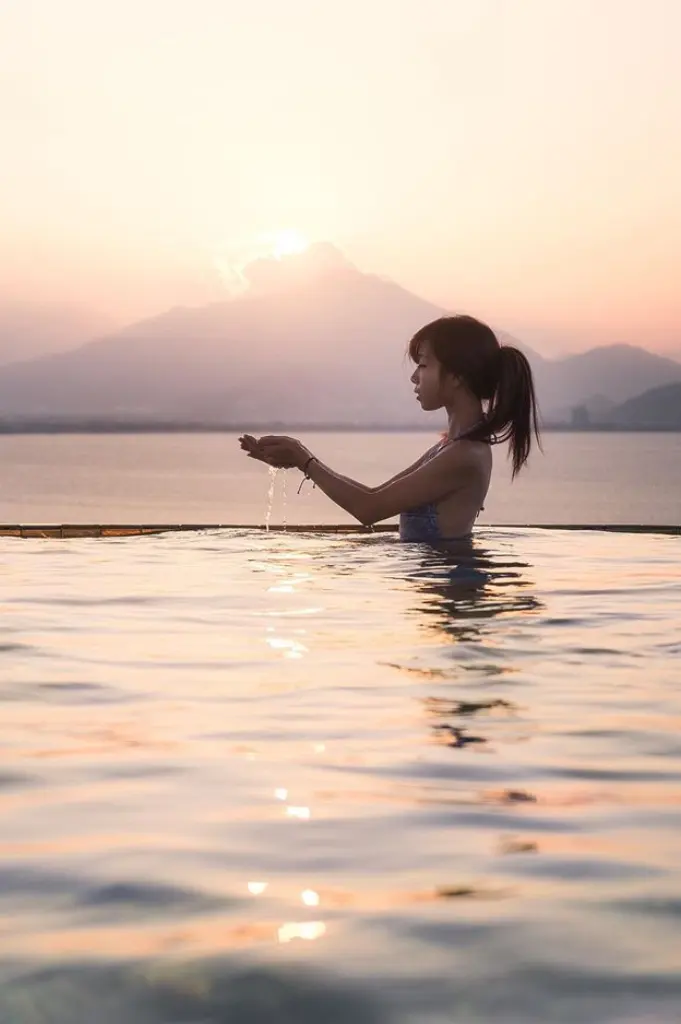 Khách thư giãn trong hồ bơi vô cực nhìn ra núi Sơn Trà