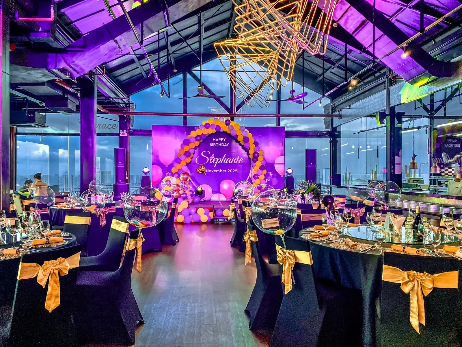 Gala dinner trong sảnh tiệc với ánh đèn tím và sân khấu