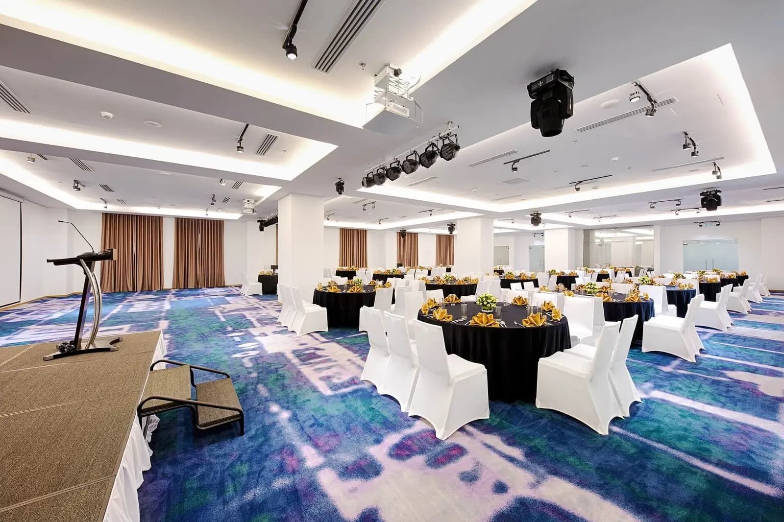 Ballroom bày bàn tròn cho tiệc doanh nghiệp, sân khấu và đèn sự kiện