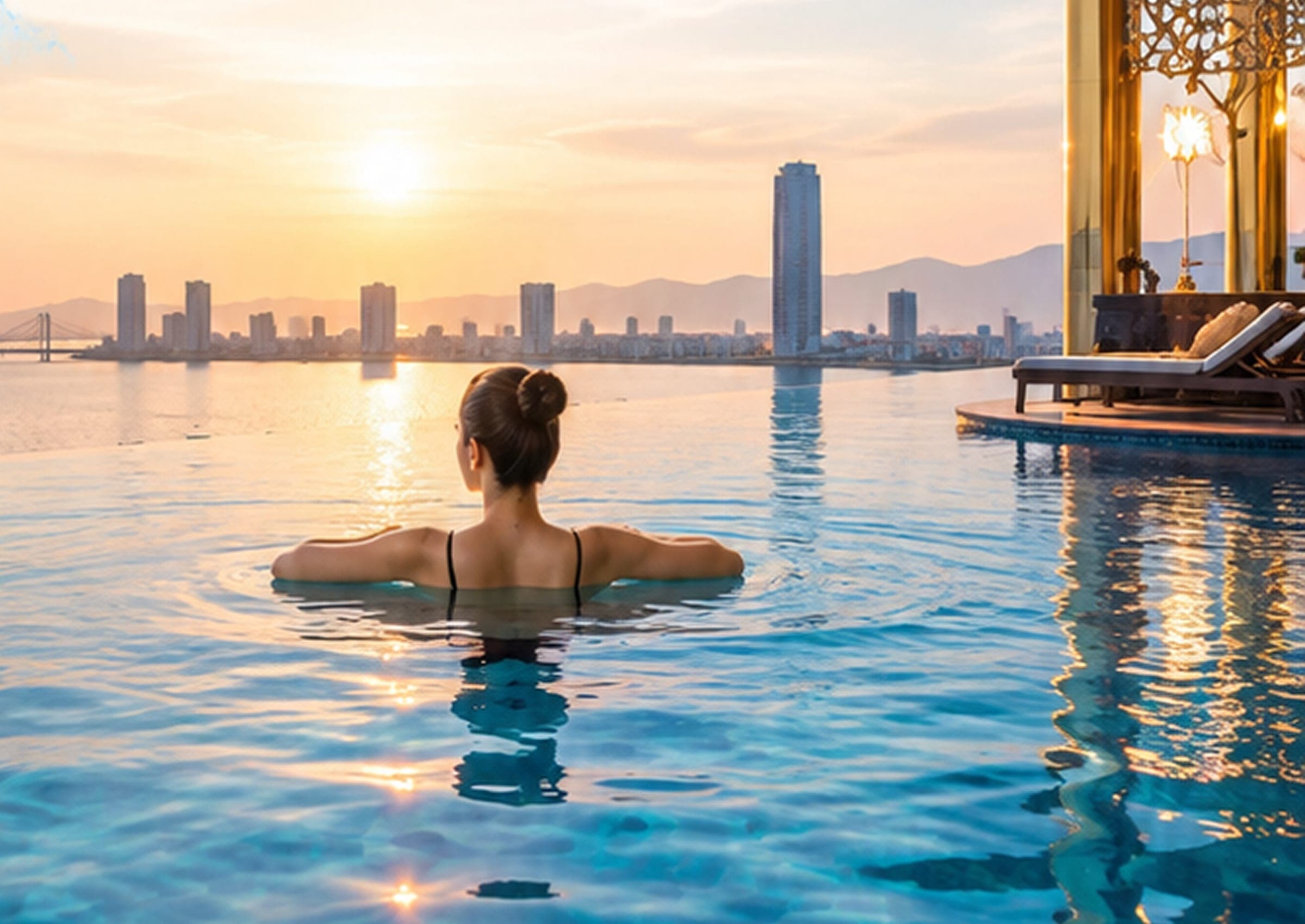 Ảnh minh hoạ khách thư giãn trong hồ bơi vô cực nhìn ra thành phố lúc hoàng hôn