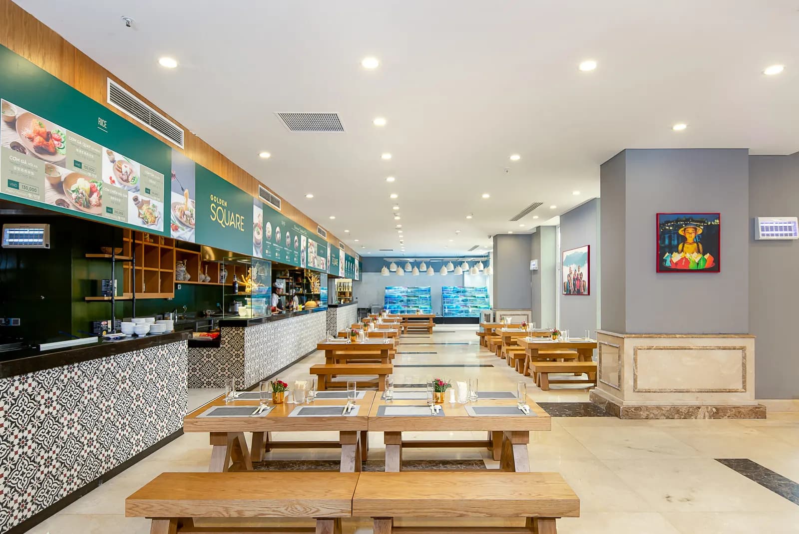 Quầy buffet và khu bàn ăn của nhà hàng Bếp Việt