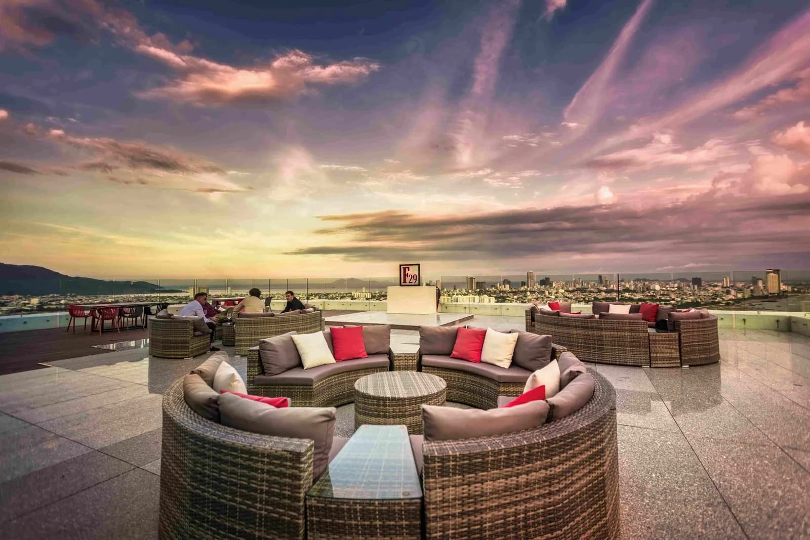 Sân Sky Bar ngoài trời của F29 Golden Beef & Sky Bar lúc hoàng hôn
