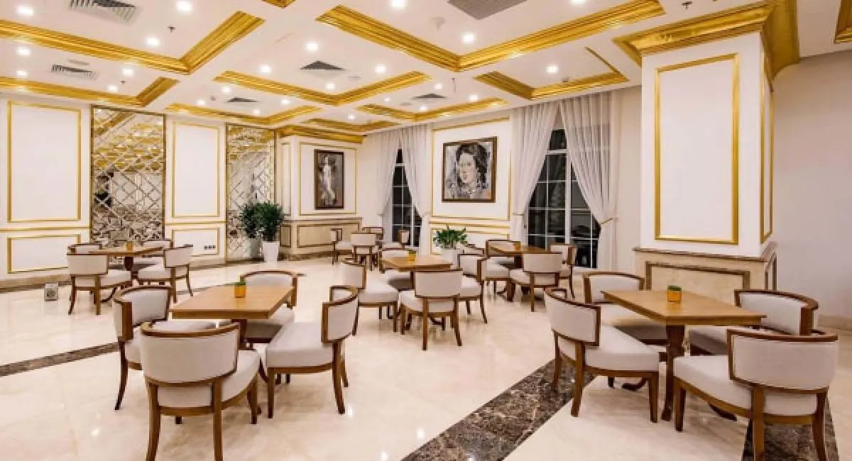 Sugar Lounge với ghế bọc nệm và trần trang trí vàng