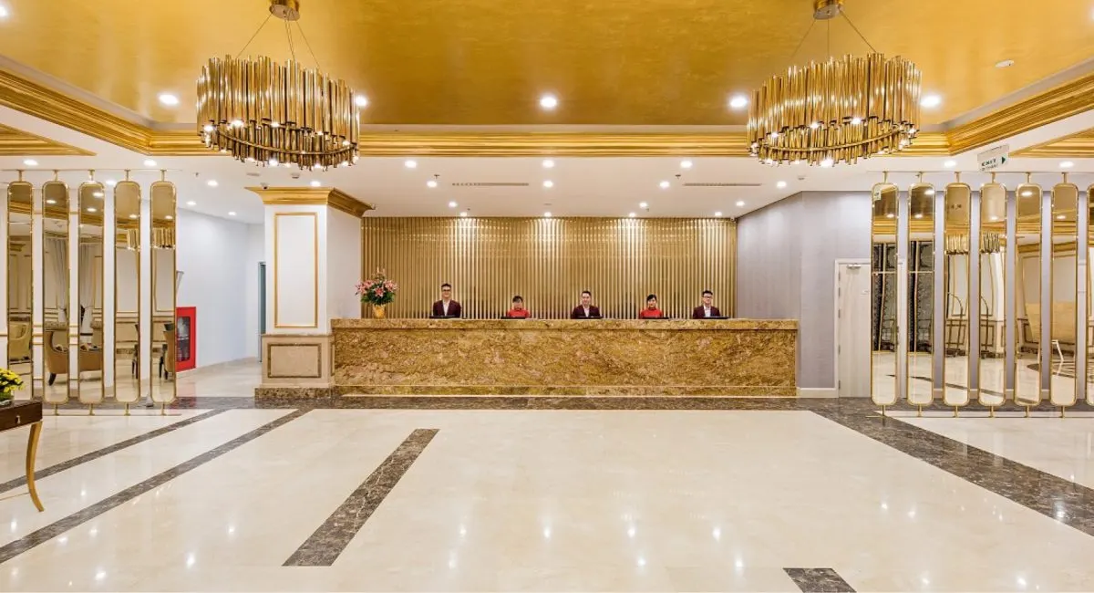 Quầy lễ tân và sảnh chính của khách sạn
