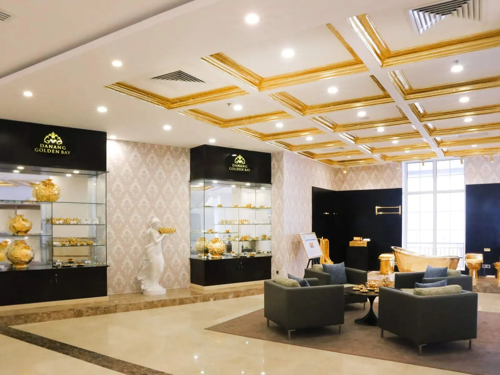 Tủ trưng bày quà lưu niệm dát vàng tại Golden Boutique